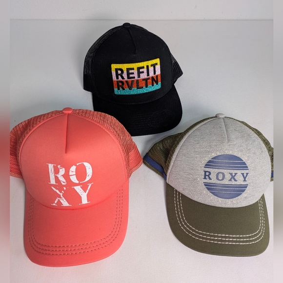 Roxy 2 Men's Trucker Baseball Caps And 1 Refit Rvltn Cap EUC - Picture 1 of 5